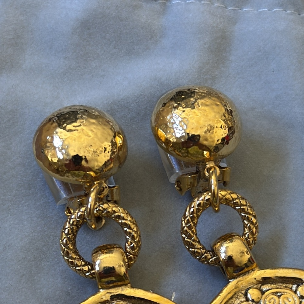 JOSE & MARIA BARRERA Signed Gold Clip-on Earrings - Picture 4 of 9